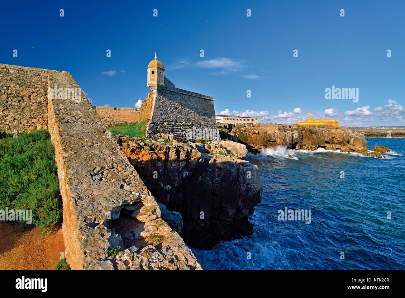 Côte avec forteresse médiévale et côte rocheuse à Peniche Banque D'Images