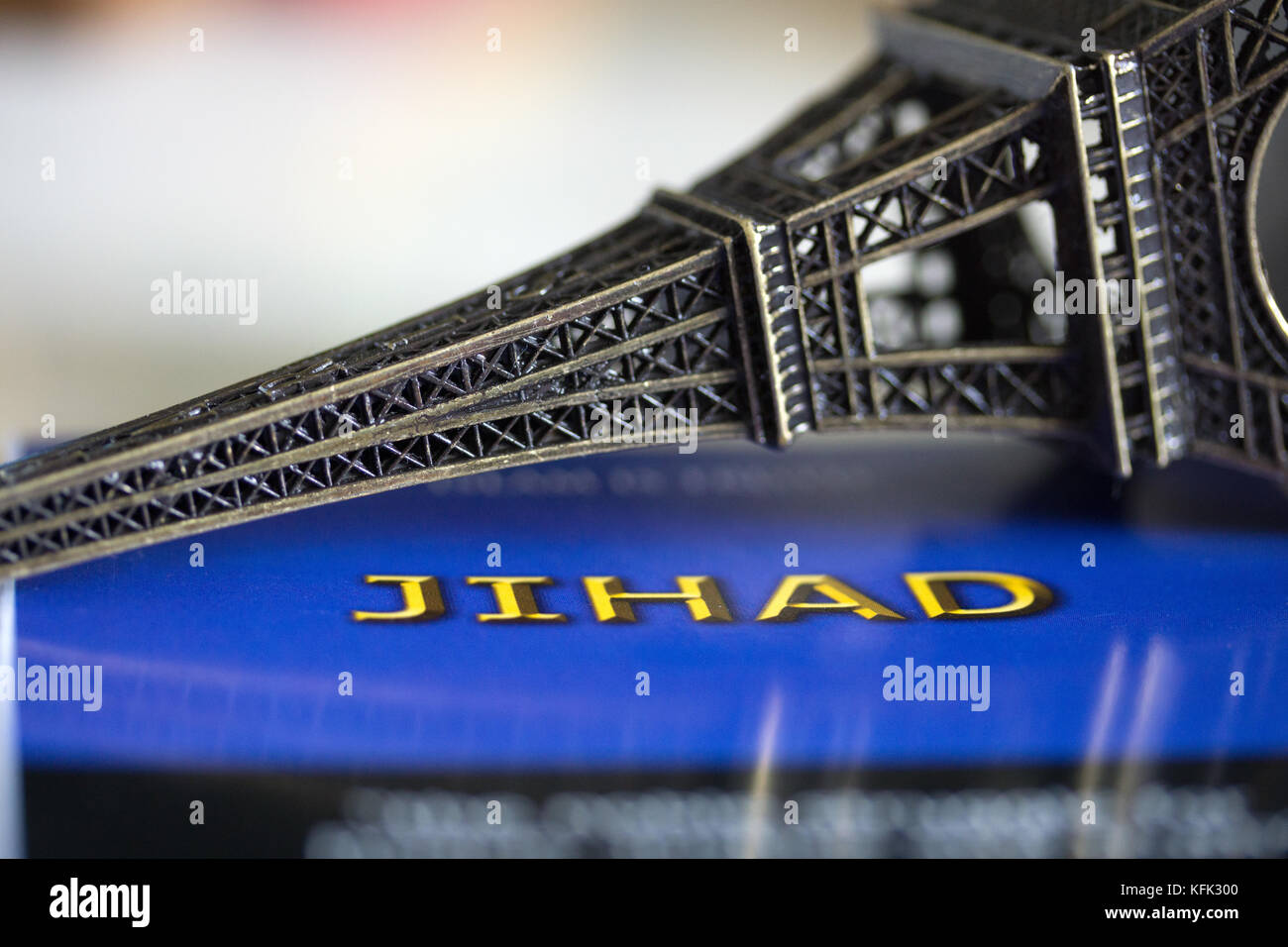 Une petite figurine de la tour Eiffel placée sur le côté et photographiée avec les mots Jihad en dessous. Concept étant la menace posée par fondamental Banque D'Images
