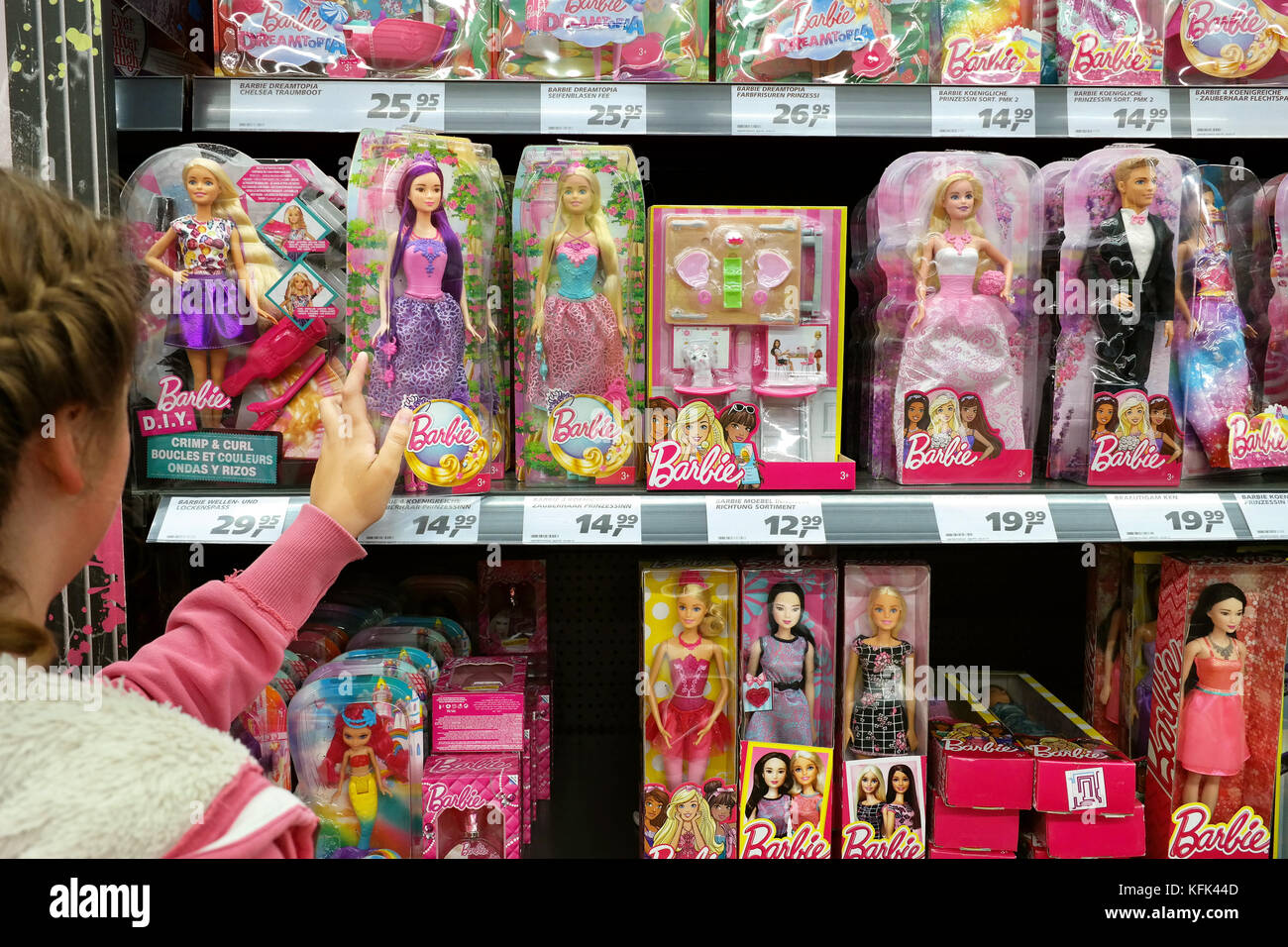 Une jeune fille des magasins pour les poupées Barbie dans un magasin de  jouets Photo Stock - Alamy