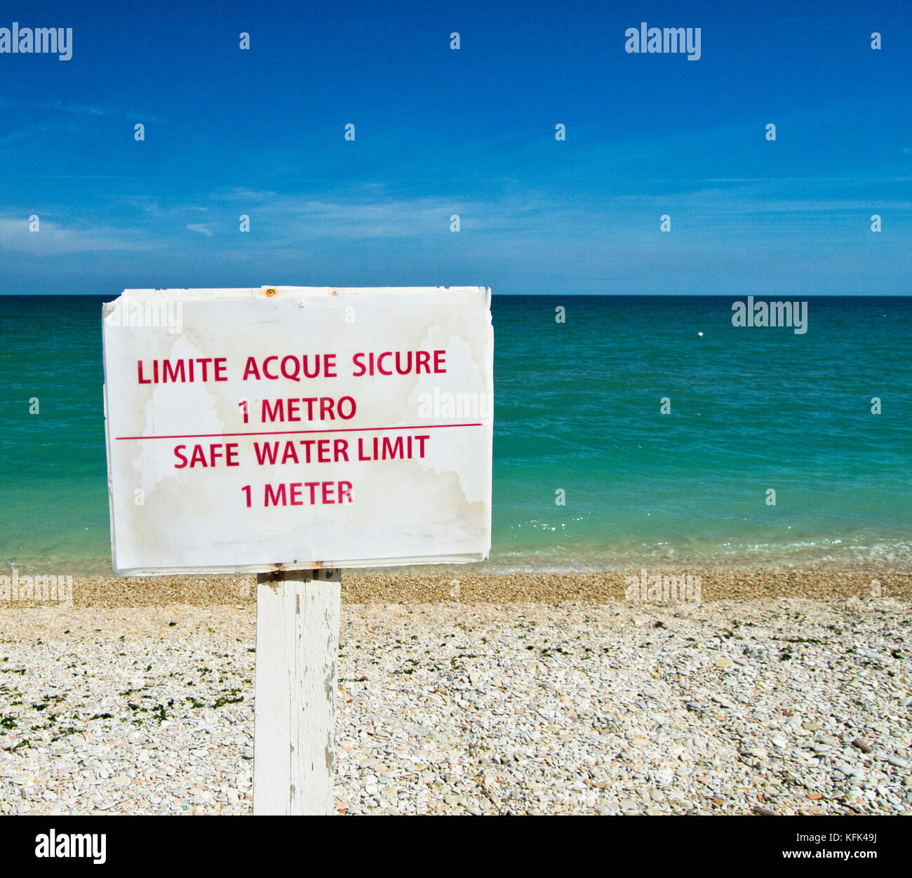 L'eau potable limite 1 mètre des conseils sur une plage. pour le concept graphique Banque D'Images