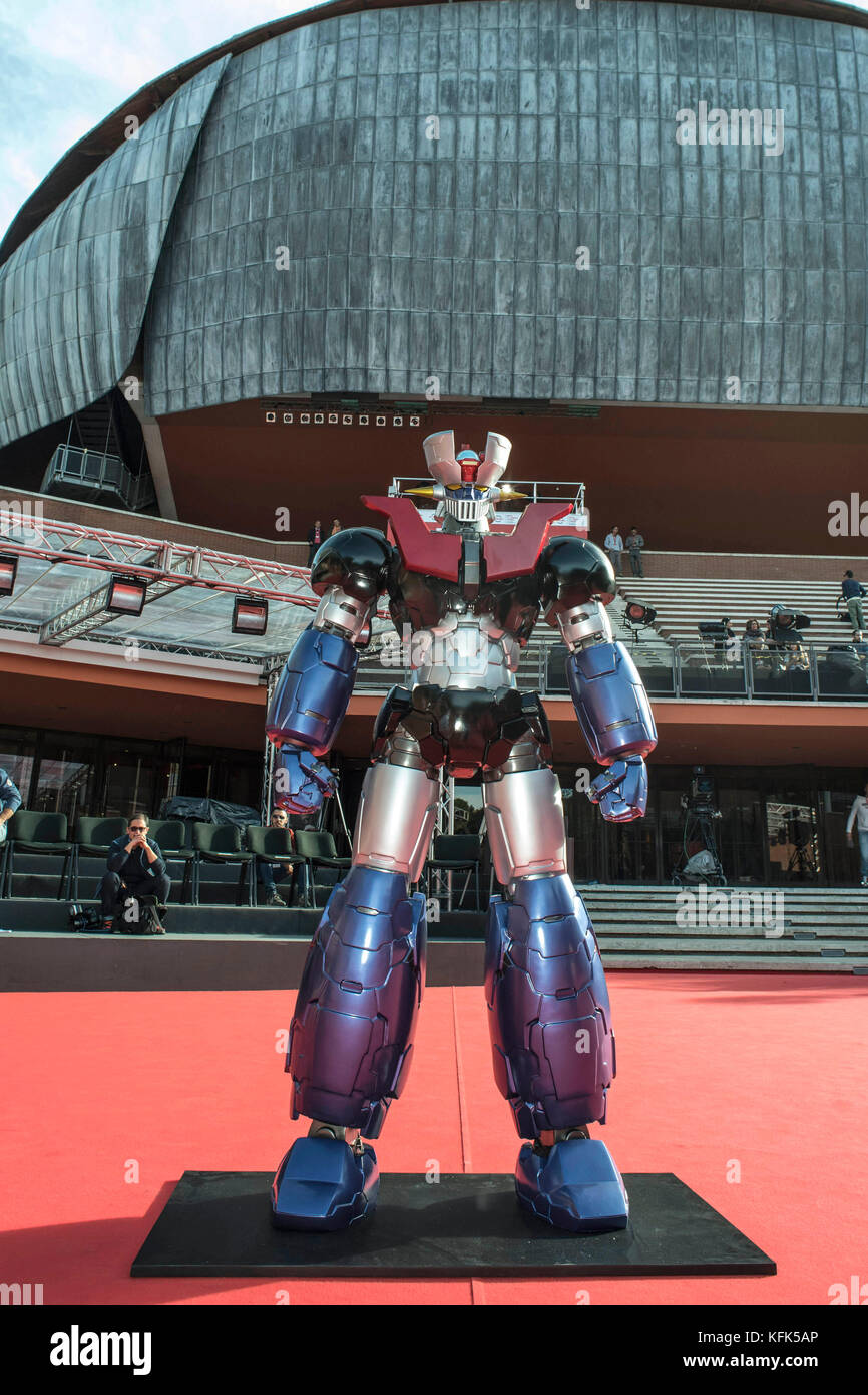 Italie, Rome, 28 octobre 2017 : un chiffre d'action statue doté du manga robot mazinger z est définie sur le tapis rouge pour la première du cartoon Banque D'Images