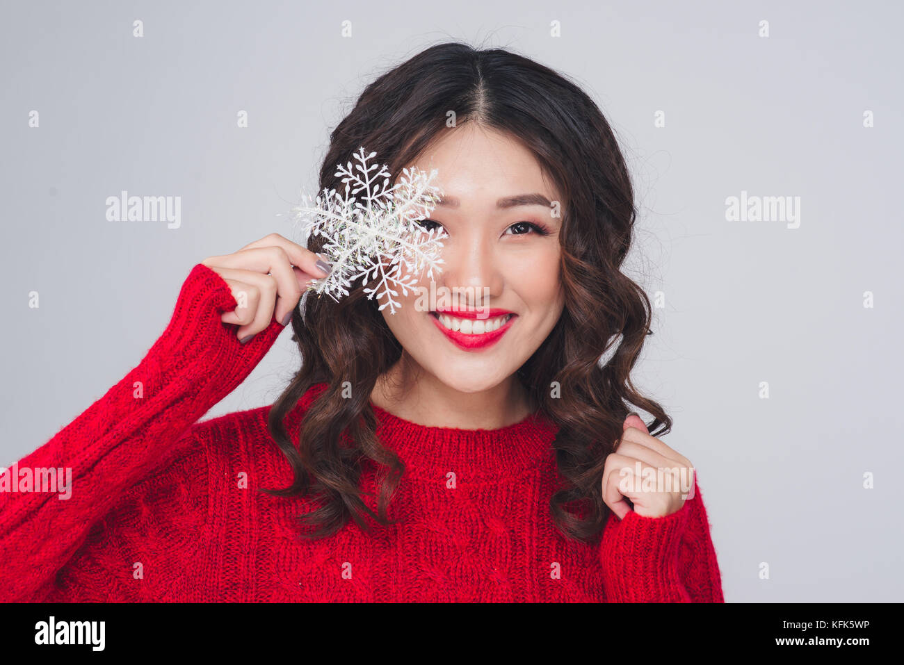 Portrait de belle belle femme en robe rouge et un flocon de neige Banque D'Images