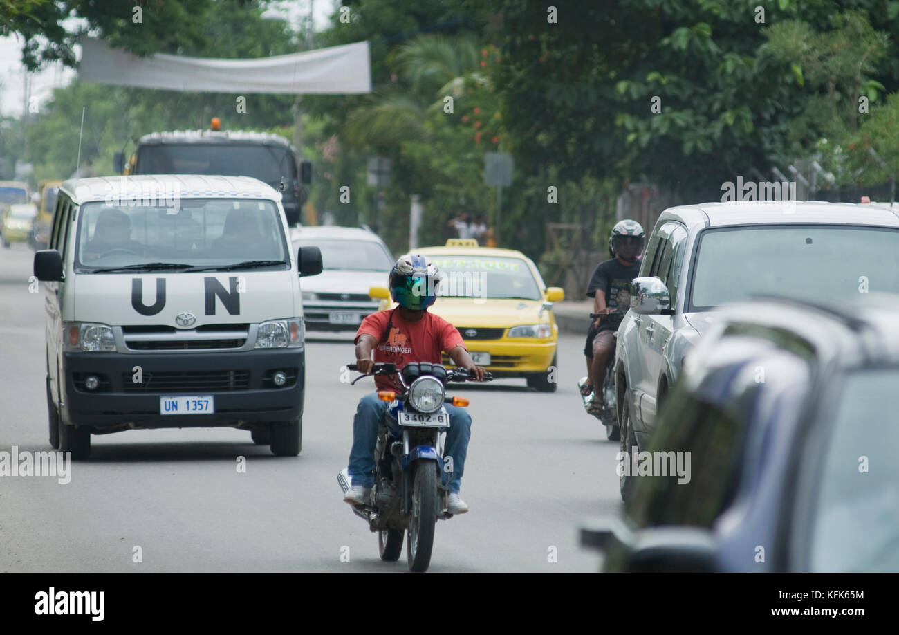 La circulation sur une rue animée de Dili, Timor-Leste (Timor oriental) Banque D'Images