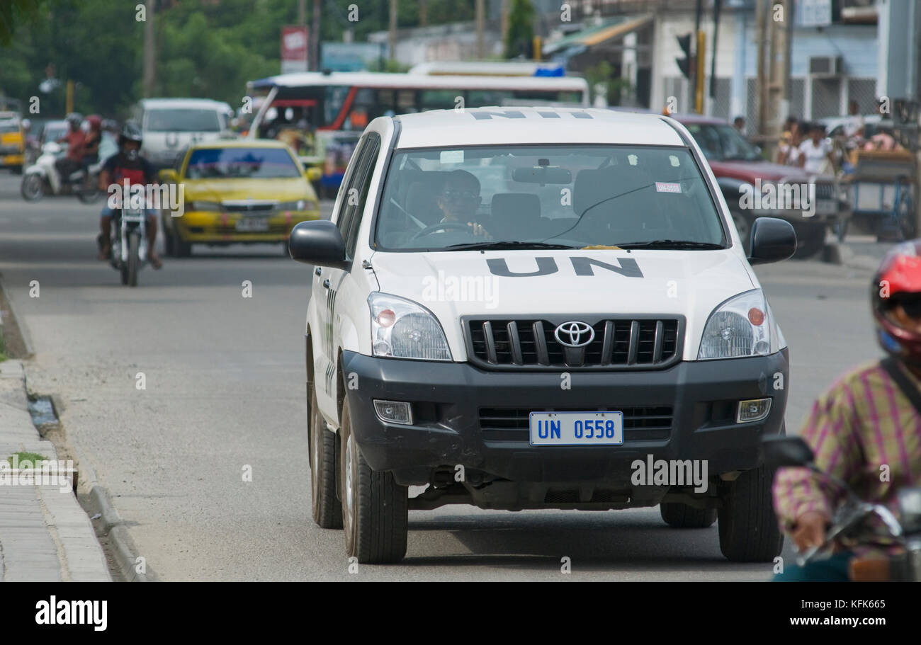 La circulation sur une rue animée de Dili, Timor-Leste (Timor oriental). Banque D'Images