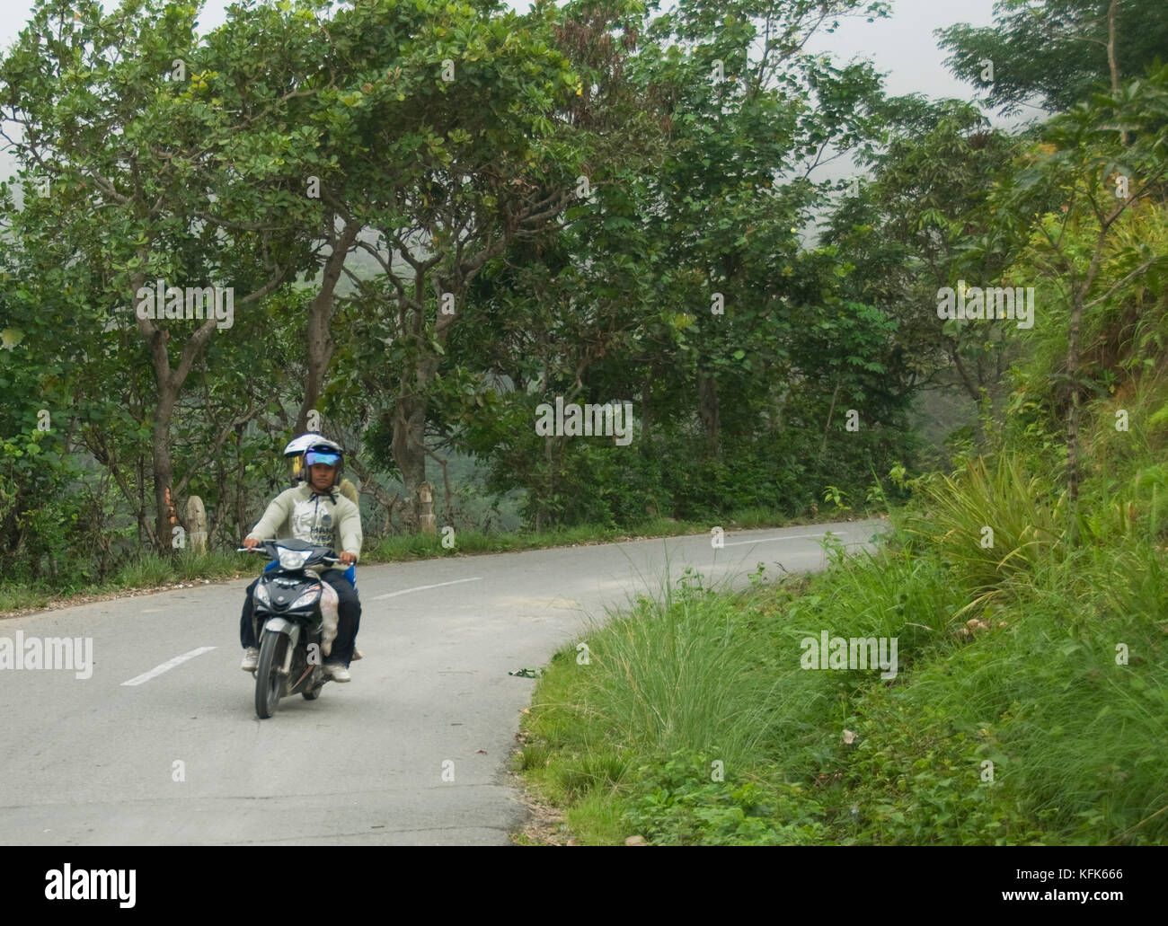 Moto sur une route de montagne au sud de Dili, Timor-Leste (Timor oriental) Banque D'Images