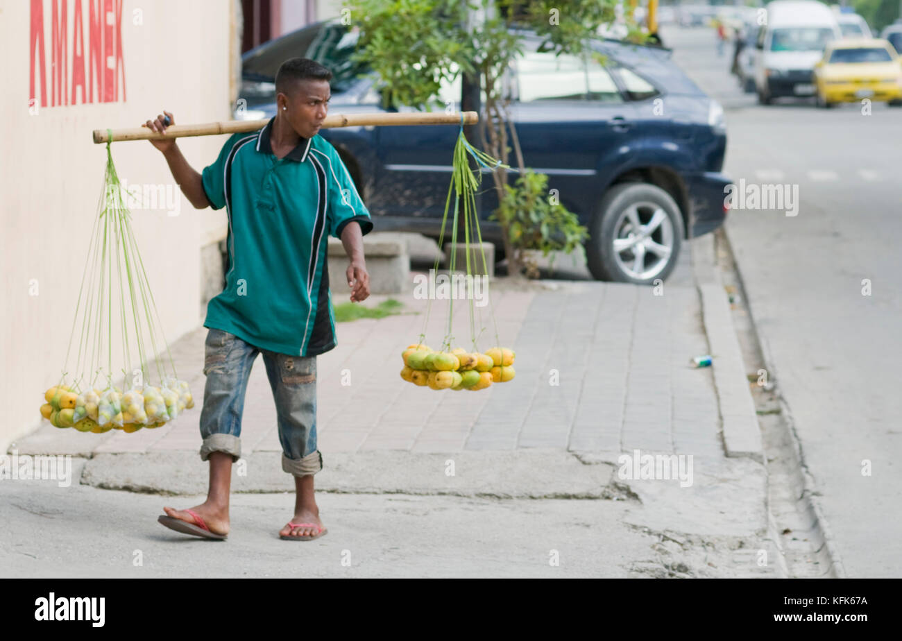 Vendeur de rue propose des fruits pour vendre à Dili, Timor-Leste (Timor oriental) Banque D'Images