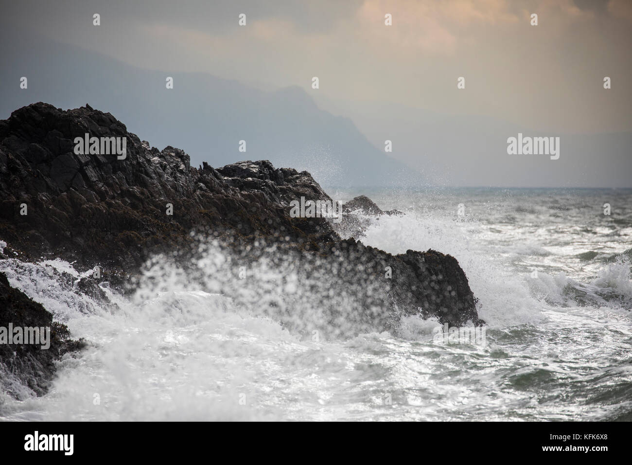 L'île Llanddwyn vagues de tempête Banque D'Images