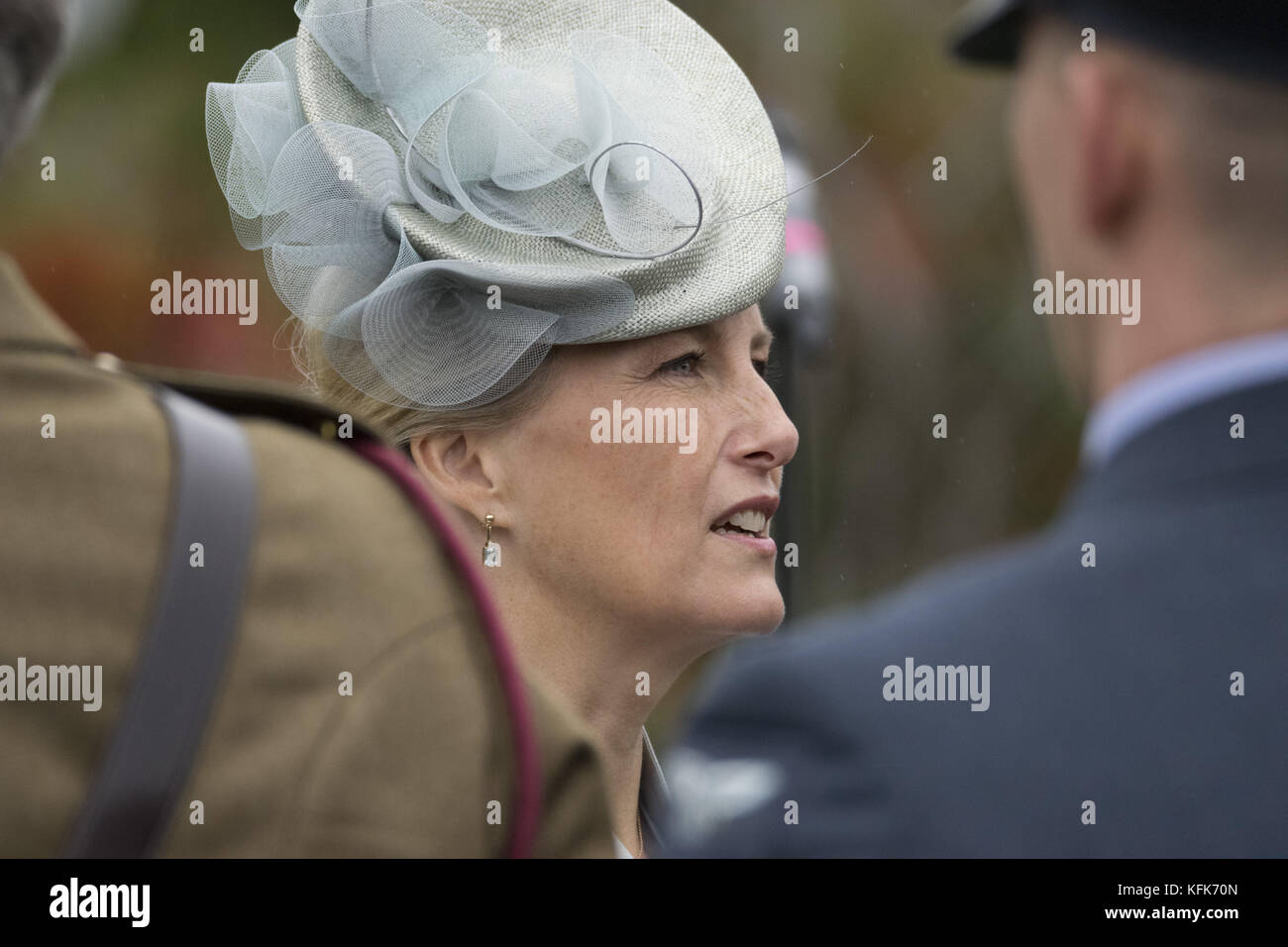 Sophie, comtesse de Wessex, assiste à la parade d'adieu à Dorking Surrey, pour honorer le personnel et les militaires du centre de réadaptation Headley court qui ferme en 2018 et déménage à Birmingham. The Countess a pris le salut devant un haut emballé mettant en vedette : Sophie, Countess of Wessex où : Dorking, United Kingdom When : 29 Sep 2017 Credit : Paul Taylor/WENN.com Banque D'Images