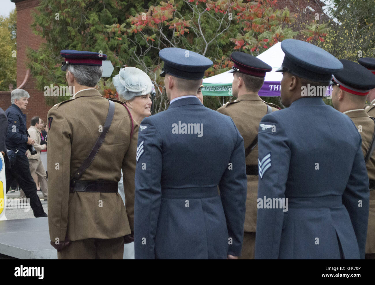 Sophie, comtesse de Wessex, assiste à la parade d'adieu à Dorking Surrey, pour honorer le personnel et les militaires du centre de réadaptation Headley court qui ferme en 2018 et déménage à Birmingham. The Countess a pris le salut devant un haut emballé mettant en vedette : Sophie, Countess of Wessex où : Dorking, United Kingdom When : 29 Sep 2017 Credit : Paul Taylor/WENN.com Banque D'Images