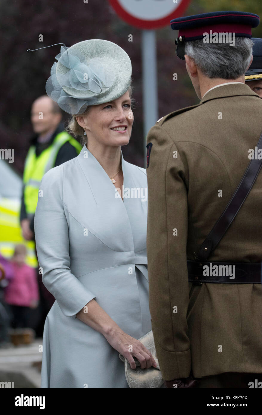 Sophie, comtesse de Wessex, assiste à la parade d'adieu à Dorking Surrey, pour honorer le personnel et les militaires du centre de réadaptation Headley court qui ferme en 2018 et déménage à Birmingham. The Countess a pris le salut devant un haut emballé mettant en vedette : Sophie, Countess of Wessex où : Dorking, United Kingdom When : 29 Sep 2017 Credit : Paul Taylor/WENN.com Banque D'Images