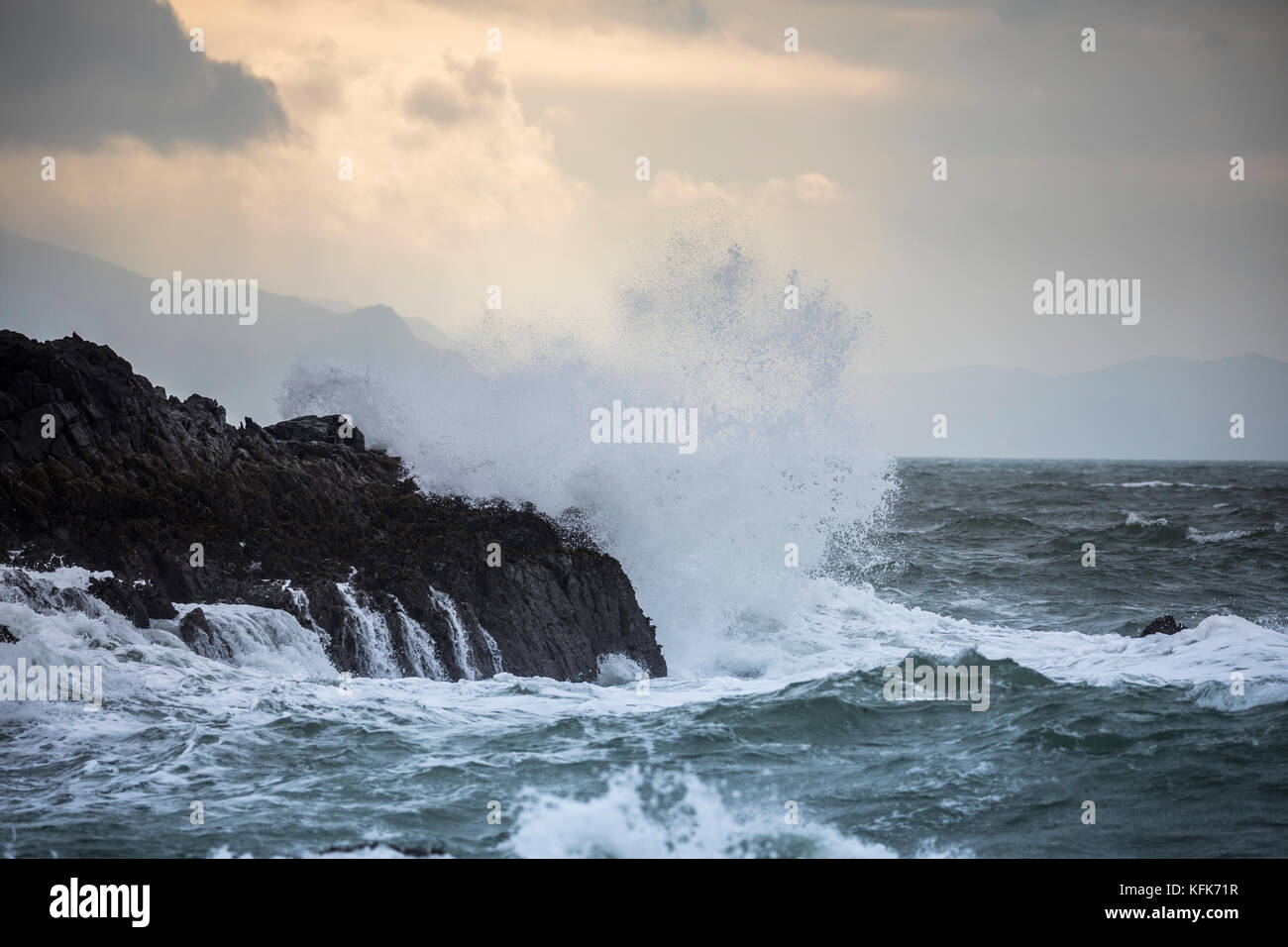 L'île Llanddwyn vagues de tempête Banque D'Images