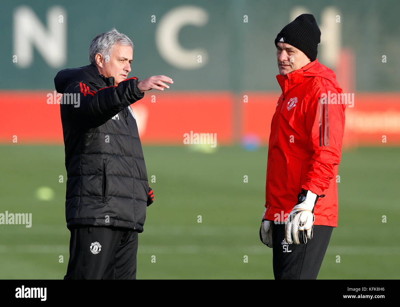 Jose Mourinho, directeur de Manchester United, et Silvino Louro, entraîneur de gardien de but pendant la séance d'entraînement au complexe d'entraînement AON, Carrington. Banque D'Images