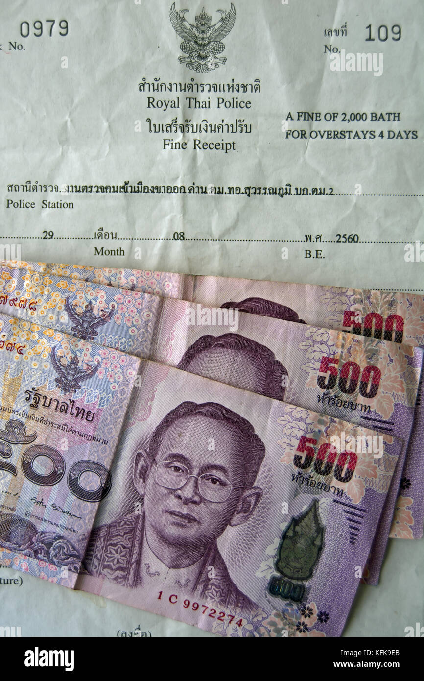 Communiqué de l'amende de la police royale thaïlandaise pour un visa de visiteur, avec la devise thaïlandaise Banque D'Images
