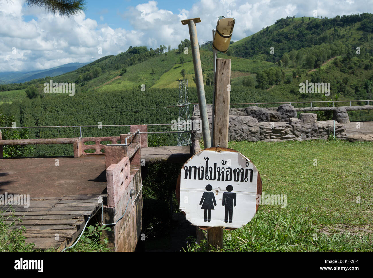 Toilettes signe avec thai écrit à Khao Kho, près de Phetchabun, Thaïlande Banque D'Images