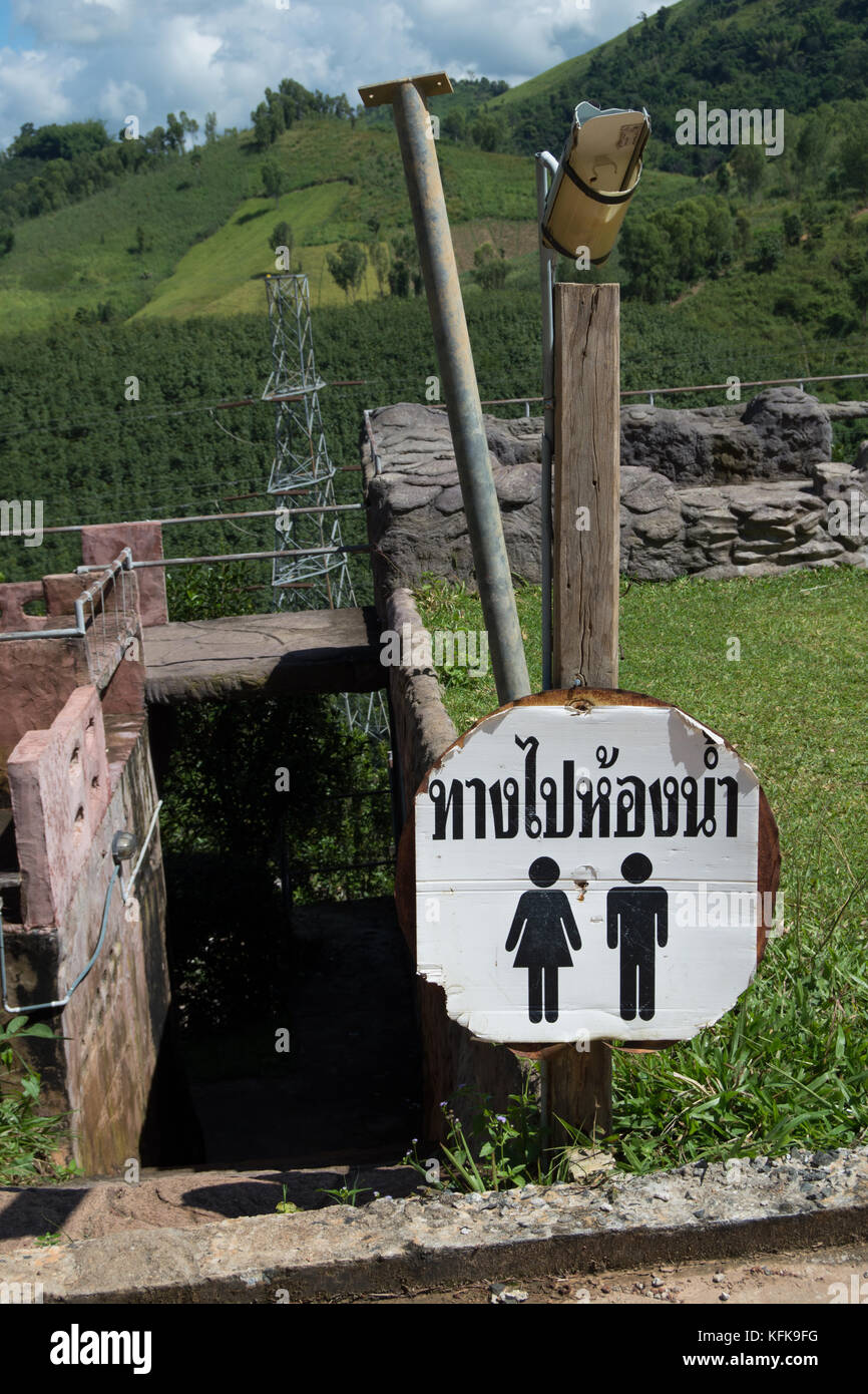 Toilettes signe avec thai écrit à Khao Kho, près de Phetchabun, Thaïlande Banque D'Images