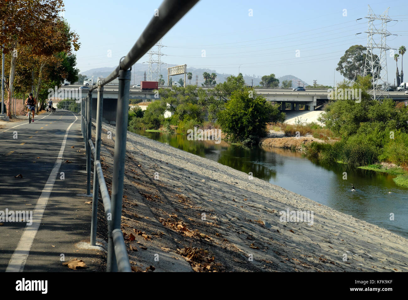 Homme faisant du vélo le long de la rivière LA et sentier de randonnée à Frogtown dans la vallée de l'Elysian ne Glendale Narrows Los Angeles Californie USA KATHY DEWITT Banque D'Images