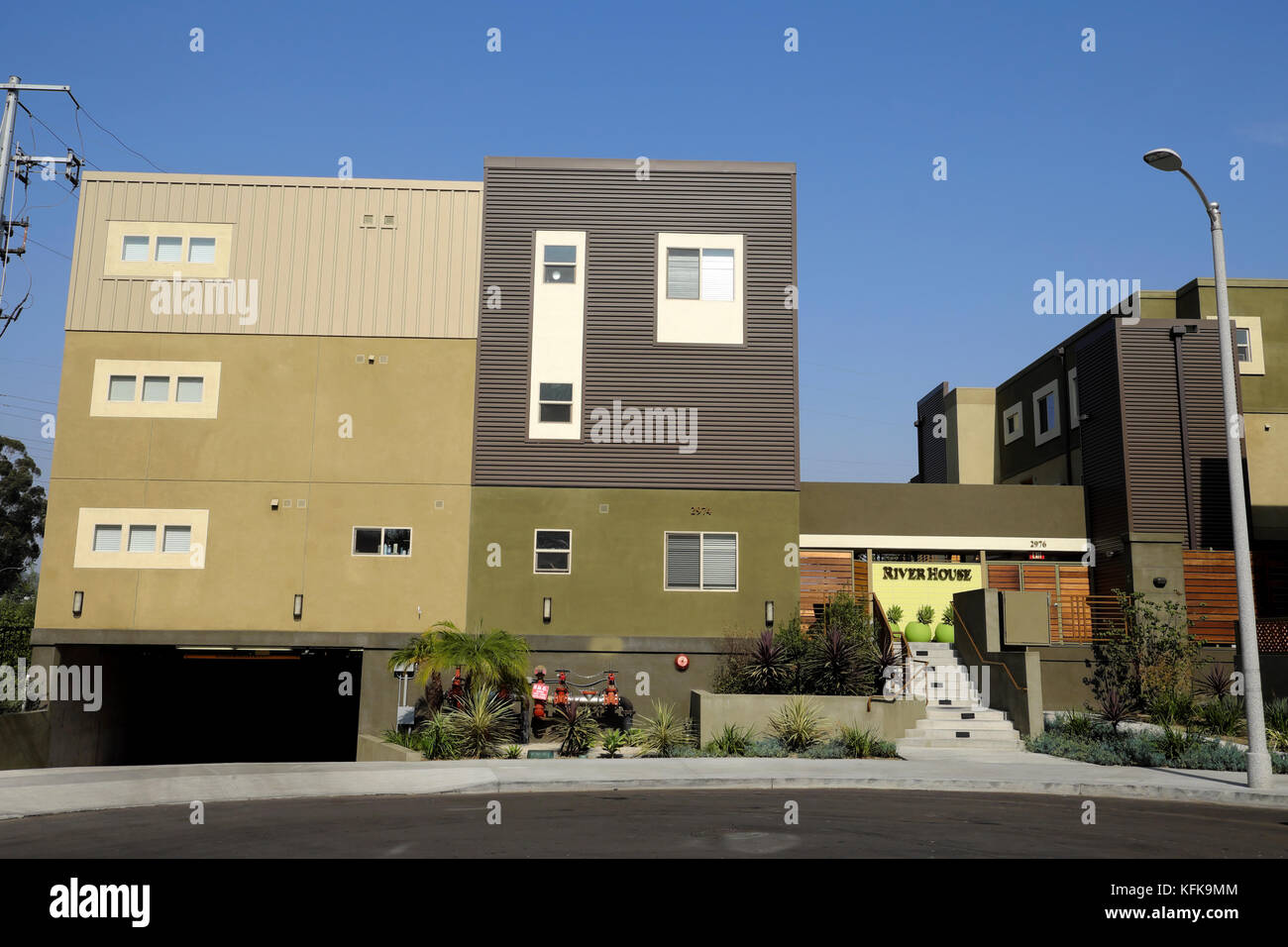 Nouvelle Maison de la rivière de la propriété du logement dans le développement Frogtown Elysian Valley NE Los Angeles California USA KATHY DEWITT Banque D'Images Nouvelle Maison de la rivière de la propriété du logement dans le développement Frogtown Elysian Valley NE Los Angeles California USA KATHY DEWITT Banque D'Images