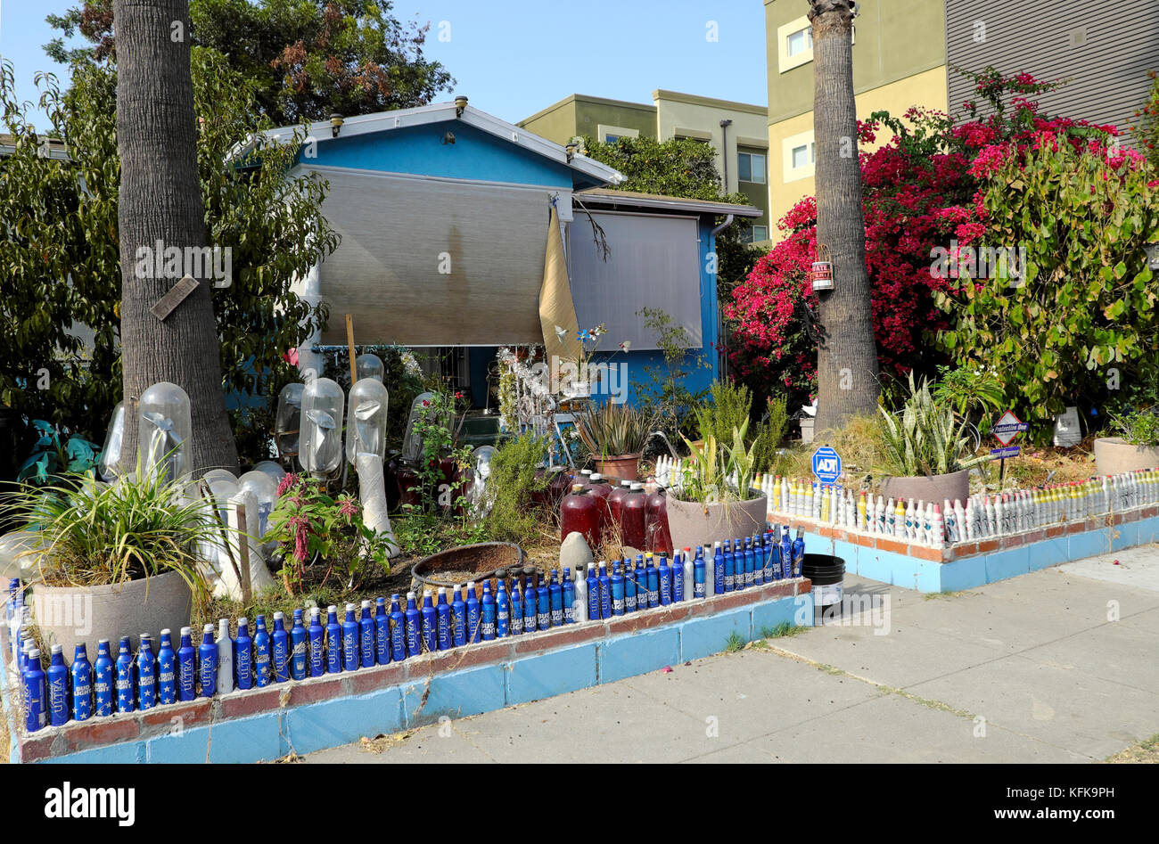 Maison et jardin avec clôture faite par le recyclage des bouteilles de bière Budweiser dans Frogtown North East Los Angeles California USA KATHY DEWITT Banque D'Images