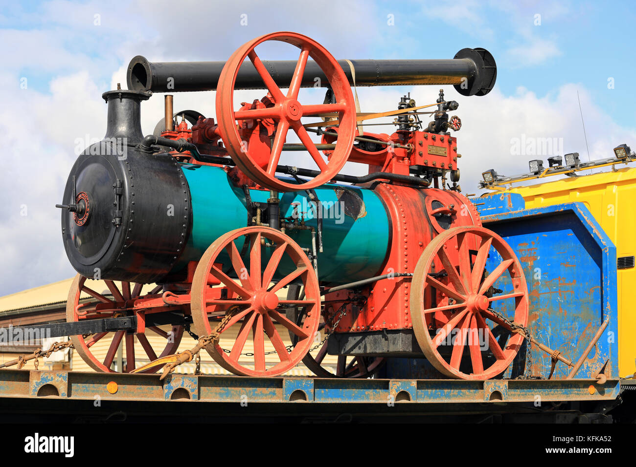 KOSKI TL, FINLANDE - 1er SEPTEMBRE 2017 : moteur de traction à vapeur par Ruston, Proctor & Co, probablement année 1899 transporté sur remorque de véhicule dans le sud de Fi Banque D'Images