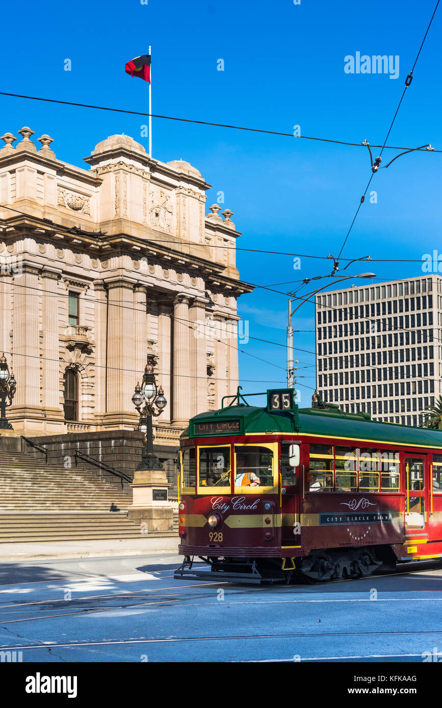 Centre de la vieille ville en tramway à l'extérieur du Parlement House Building à Melbourne, Australie. Banque D'Images