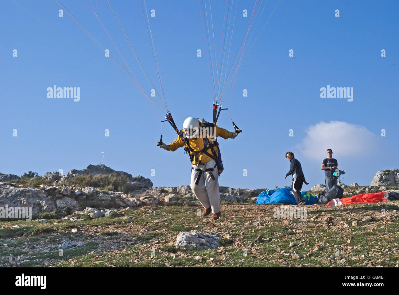 La stabilisation de son aile parapente et prêt à décoller. site de parapente : gourdon dans la riviera française Banque D'Images