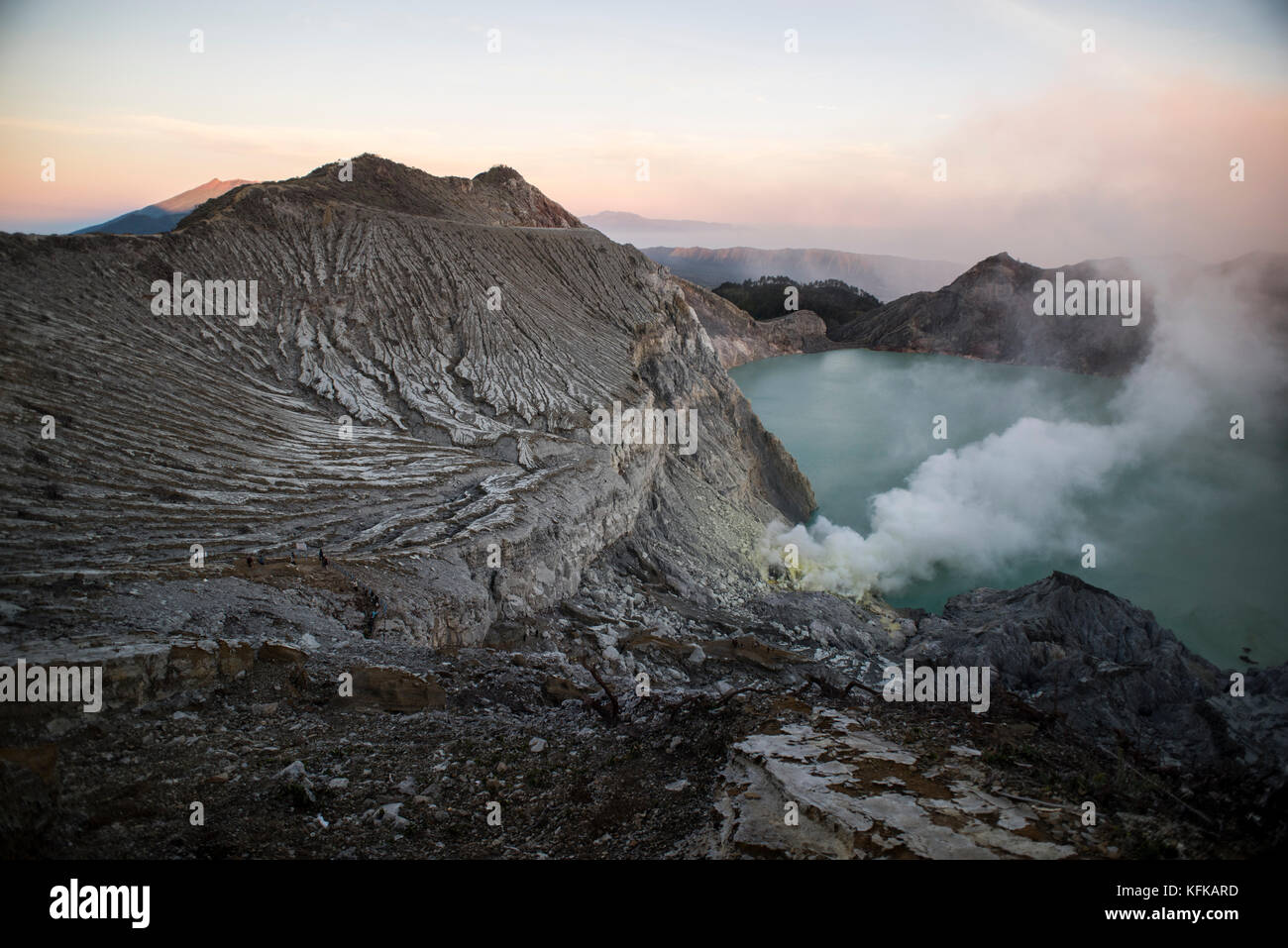Vue générale du cratère du volcan kawah ijen à Java, en Indonésie. Banque D'Images