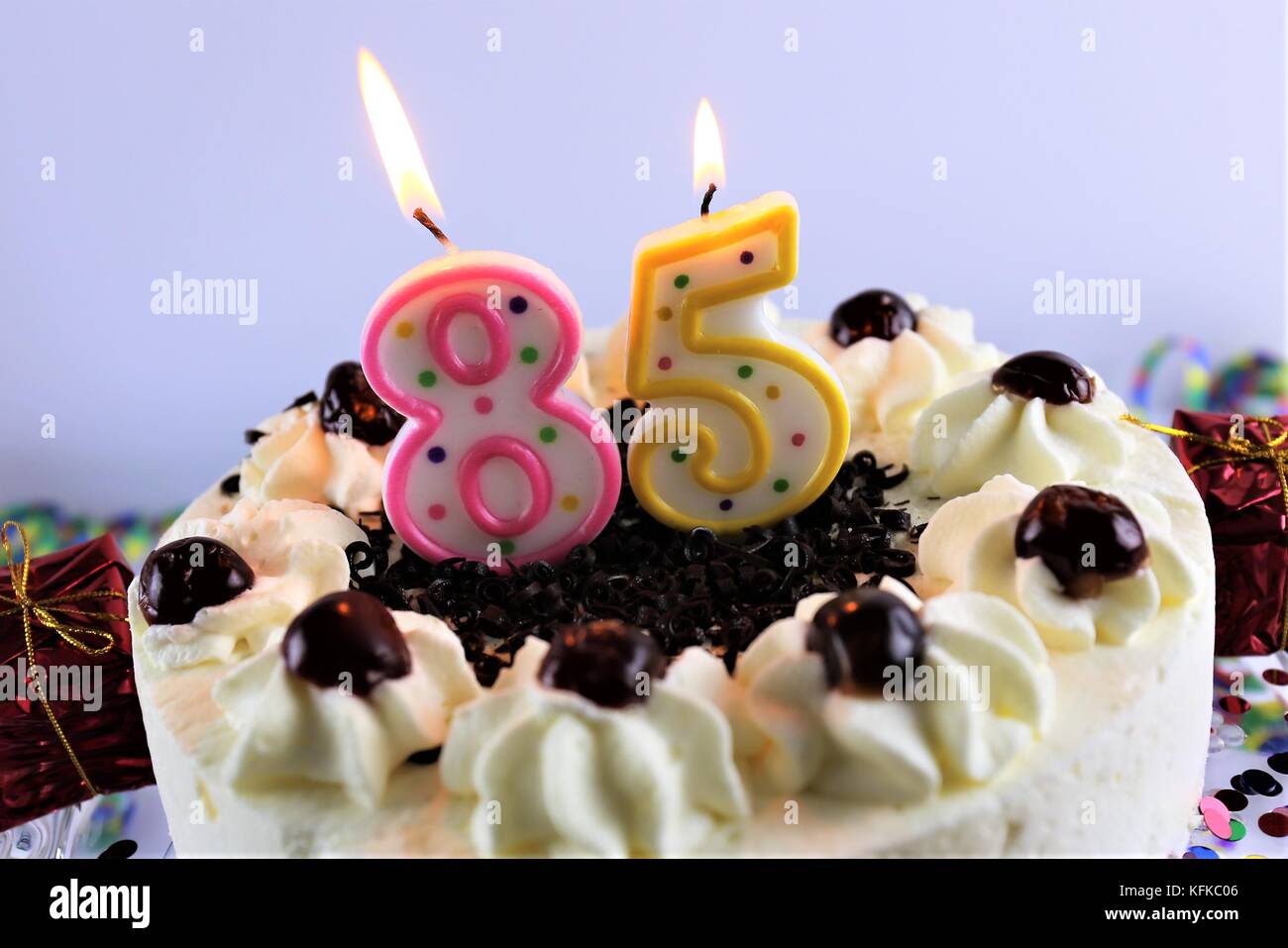 L Image D Un Gateau D Anniversaire Avec Une Bougie 85 Photo Stock Alamy