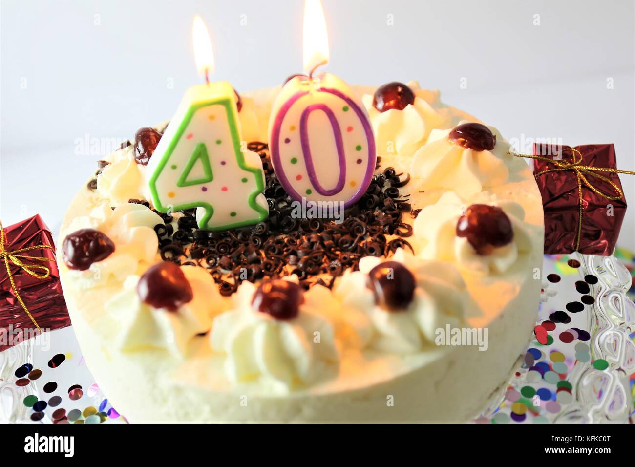 L'image d'un gâteau d'anniversaire avec une bougie - 40 Banque D'Images