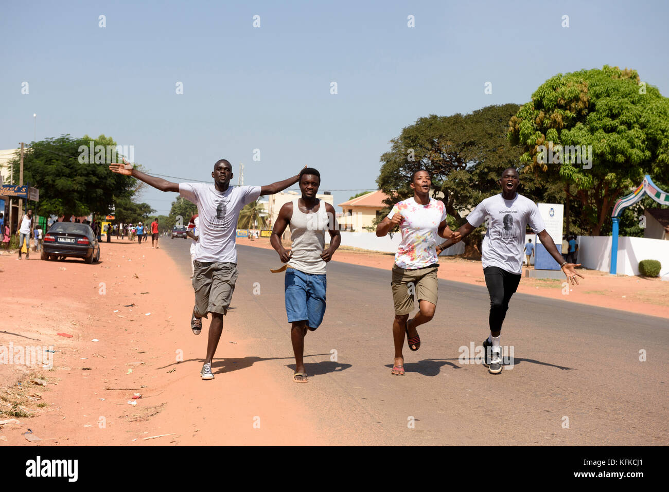 Peuple gambien, prendre la rue pour célébrer la victoire du président élu Adama Barrow le 2 décembre 2016. Banque D'Images