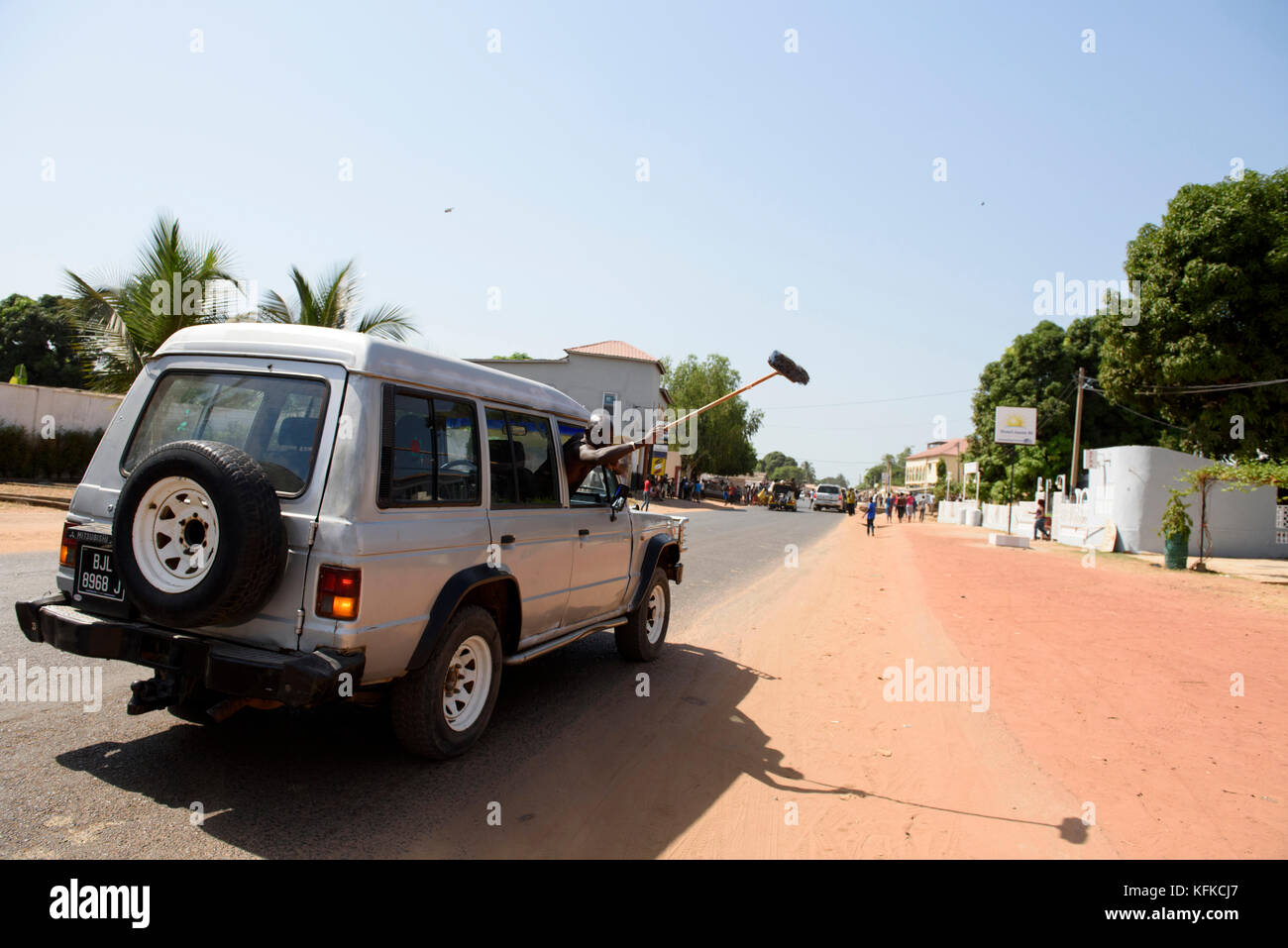 Peuple gambien, prendre la rue pour célébrer la victoire du président élu Adama Barrow le 2 décembre 2016. Banque D'Images