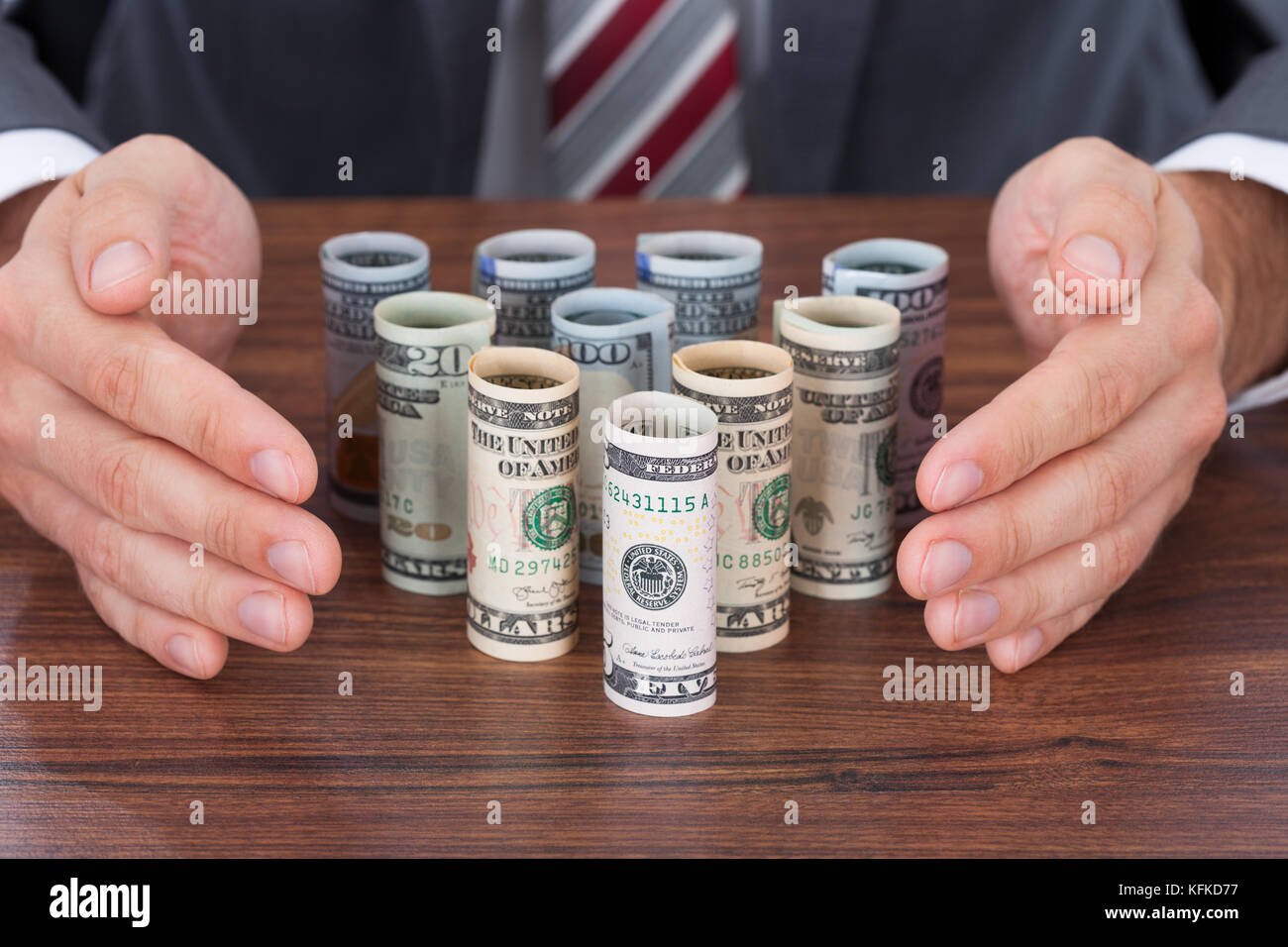 Portrait of businessman la protection des billets de banque sur 24 Banque D'Images