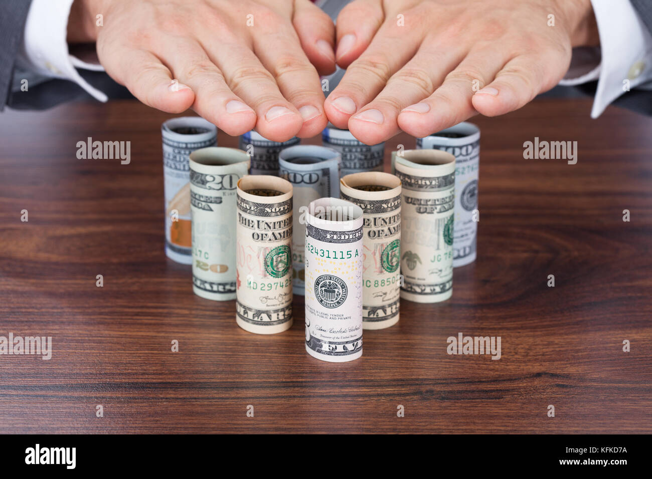 Portrait of businessman la protection des billets de banque sur 24 Banque D'Images