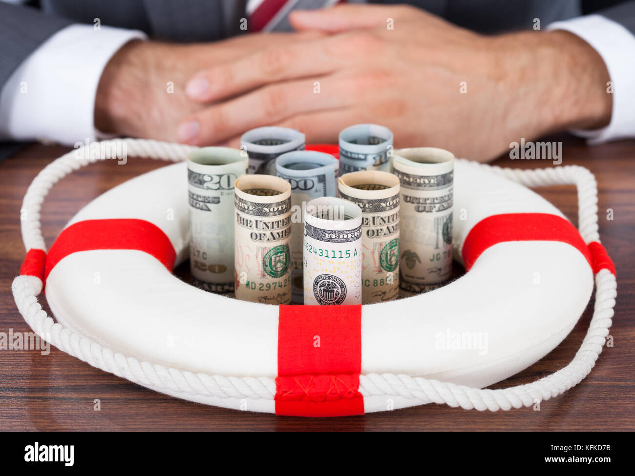 Au milieu de la protection des billets de banque d'affaires laminées avec bouée sur table Banque D'Images
