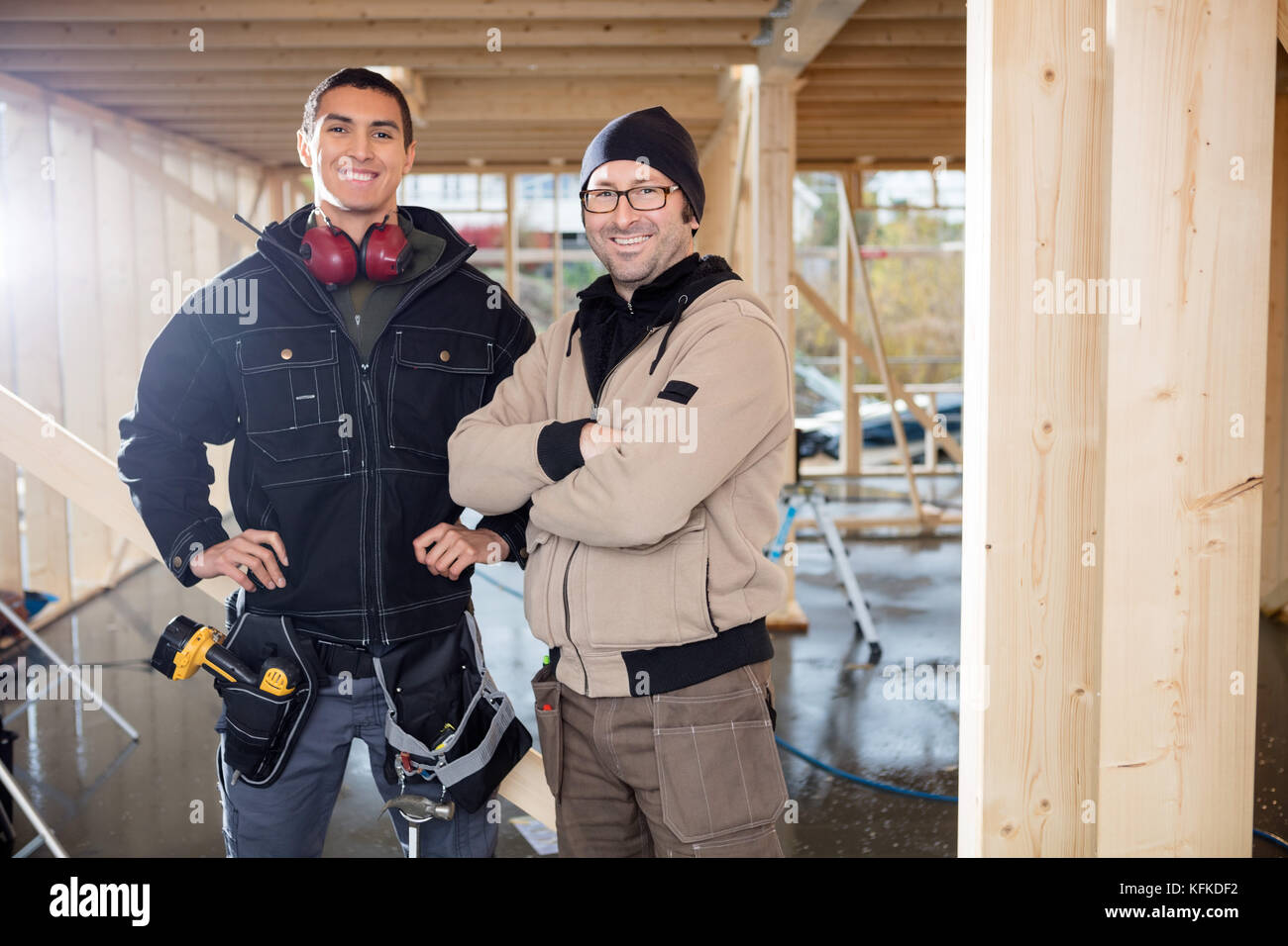 Certain homme debout charpentiers at construction site Banque D'Images