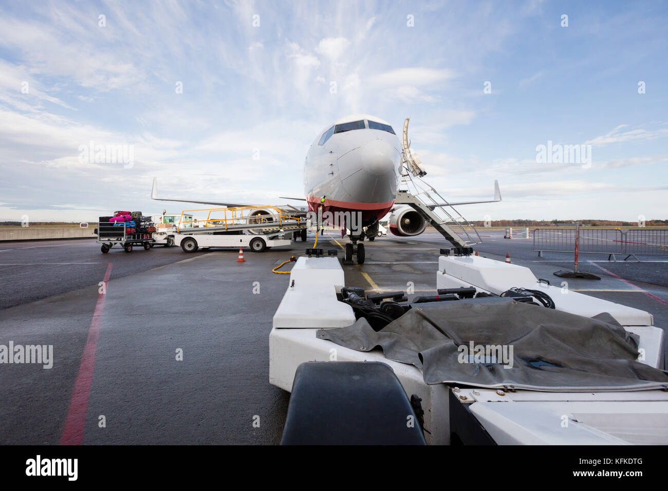 Camion de remorquage à l'avion sur la piste de l'aéroport Banque D'Images