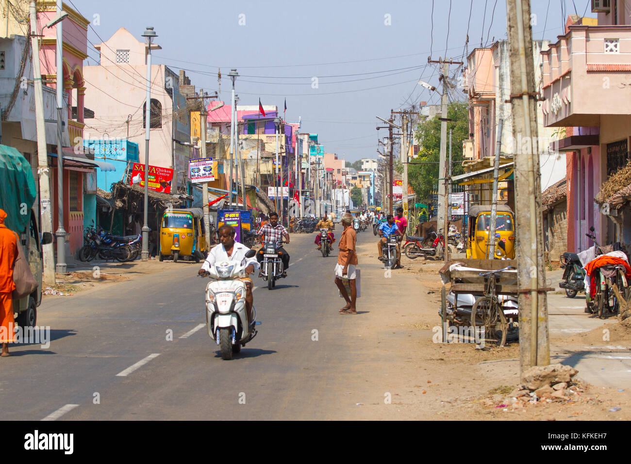 Kanchipuram, Tamil Nadu, Inde, le 19 mars 2015 : les gens et les transports dans la rue. Banque D'Images