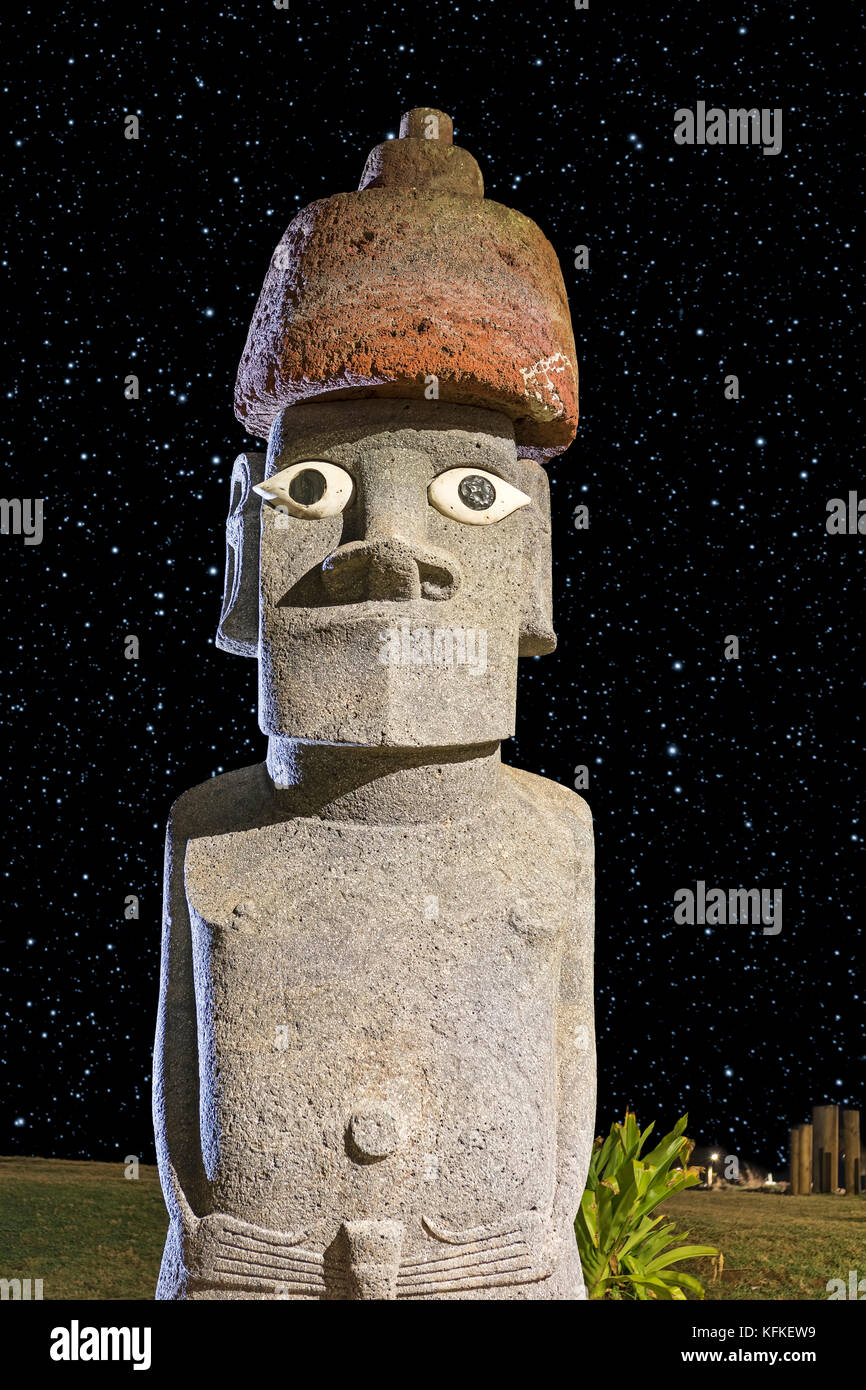 Moai, figure de pierre au ciel étoilé, l'ahu tahai Hanga Roa, complexe, l'île de Pâques, Chili Banque D'Images