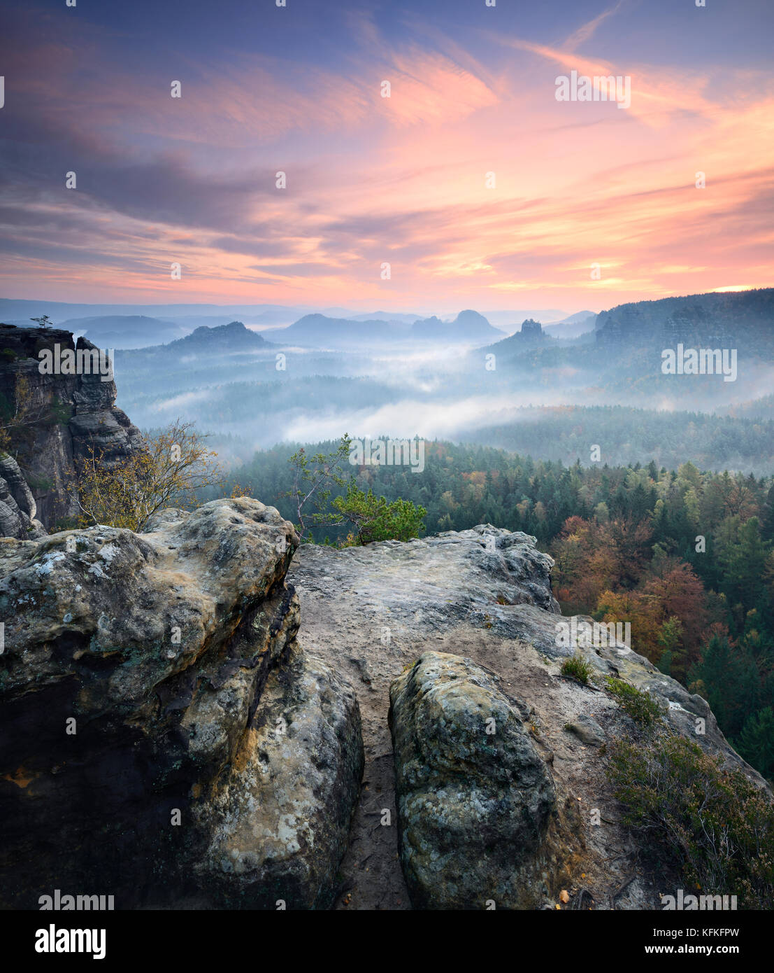 Vue depuis le restaurant kleines winterberg au lever du soleil, brume du matin, des montagnes de grès de l'Elbe, la Suisse saxonne parc national, Saxe Banque D'Images