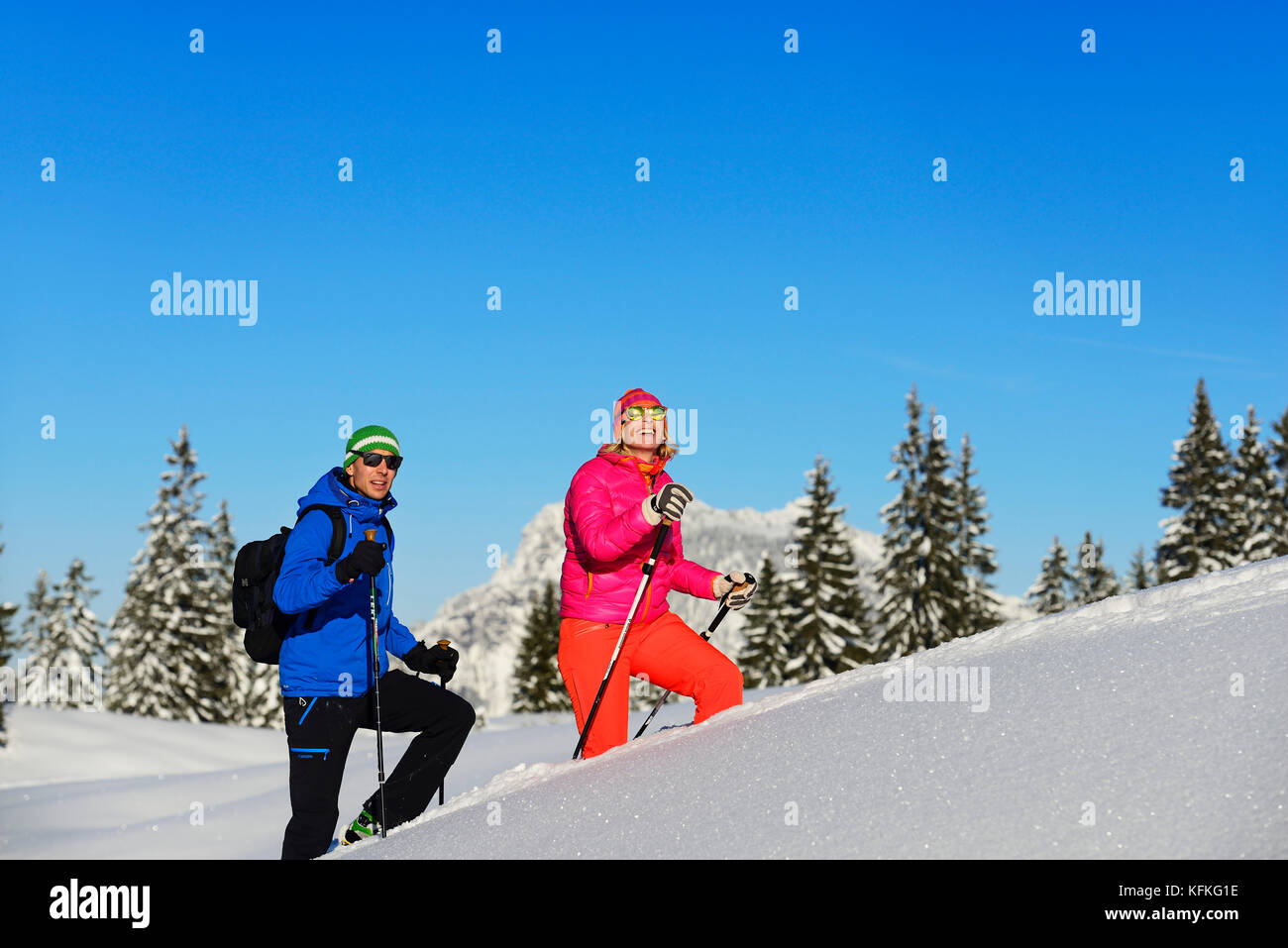 Deux randonneurs à pied dans la neige profonde, chemin de randonnée d'hiver premium, hemmersuppenalm, Reit im Winkl, chiemgau, Oberbayern, Bavière Banque D'Images