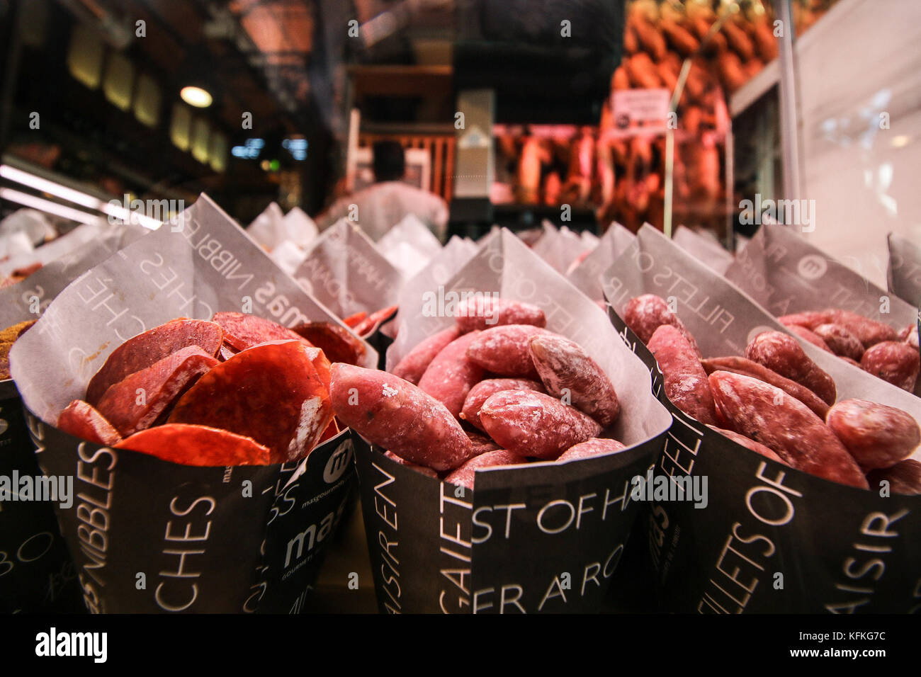 Tapas de charcuterie dans les cônes de papier en vente à Mercado de San Miguel Madrid Espagne, Europe Banque D'Images