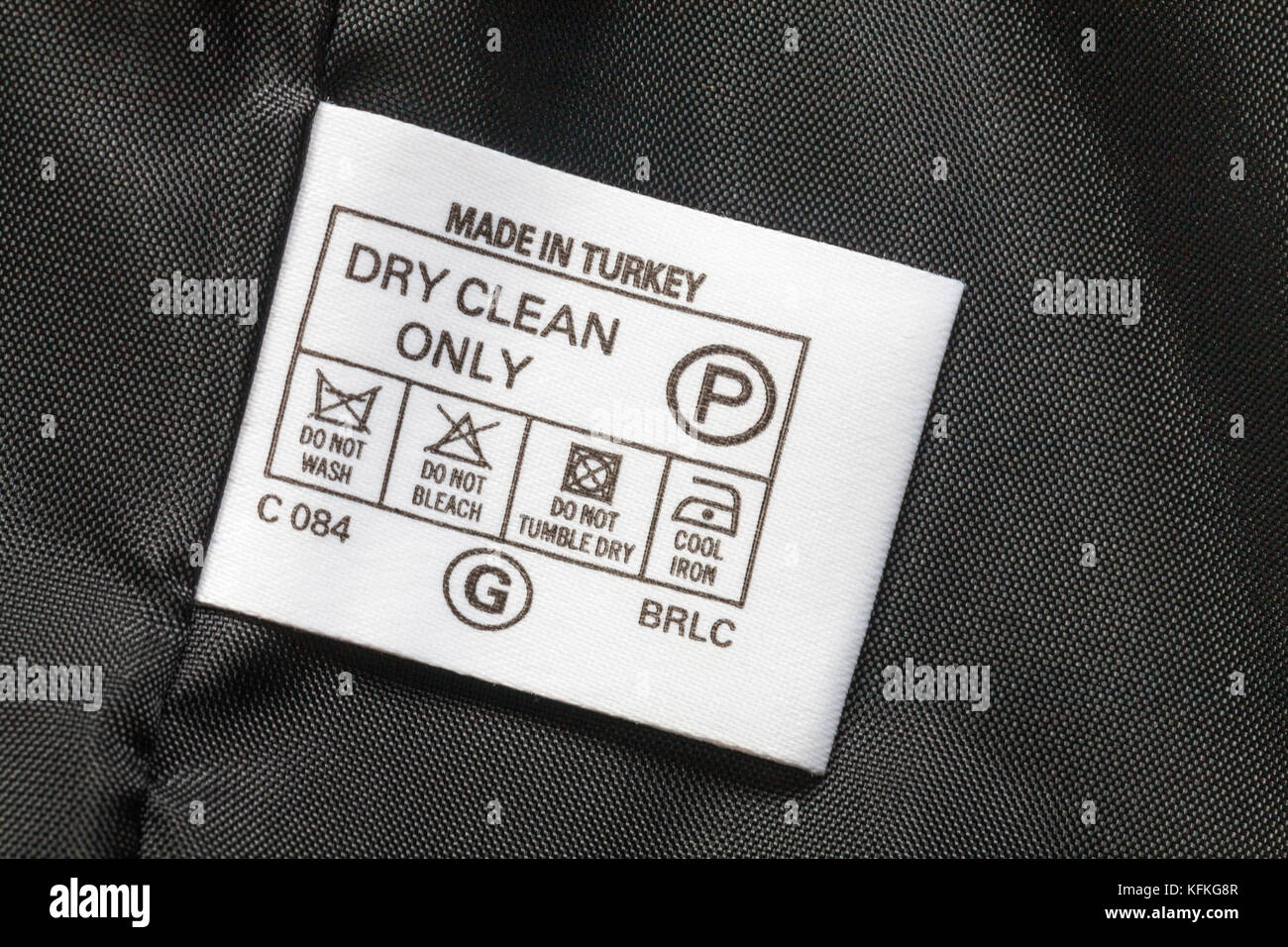 Symboles de lavage nettoyage à sec seulement étiquette dans la veste de femme faite en Turquie - vendues au Royaume-Uni Royaume-Uni, Grande Bretagne Banque D'Images