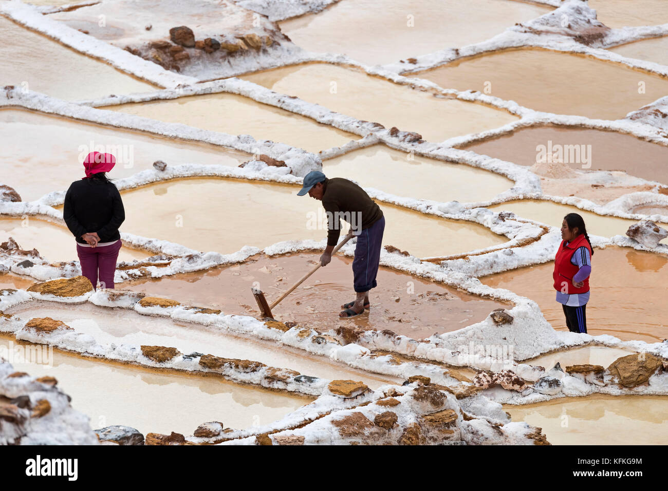 Les travailleurs dans les mines de sel de Maras, Vallée sacrée des incas, département de Cusco, Pérou Banque D'Images