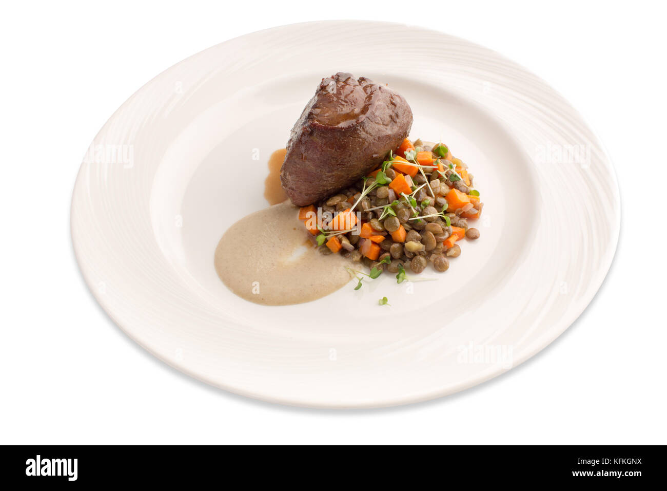 Filet mignon sauce aux lentilles et sur la plaque d'isoler Banque D'Images