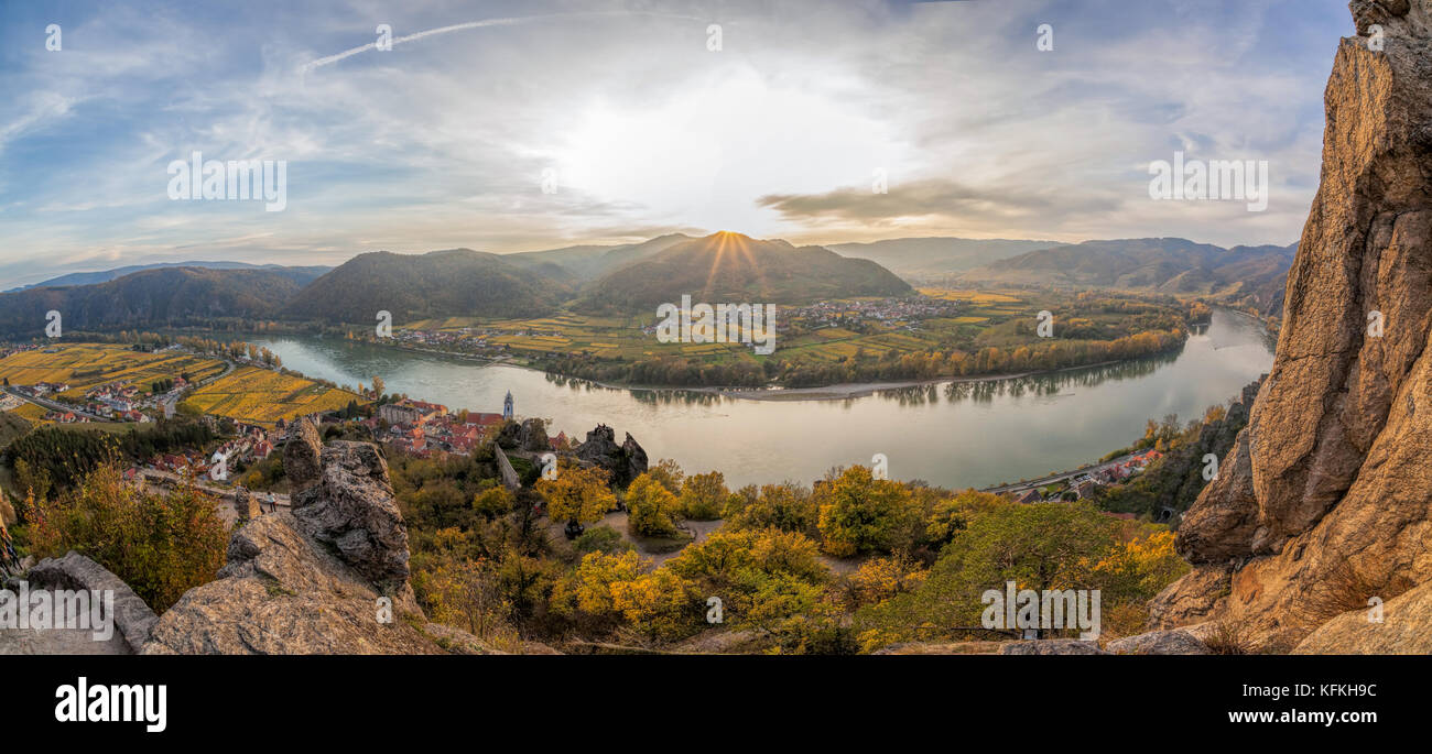 Dürnstein CHÂTEAU ET VILLAGE AVEC DANUBE EN AUTRICHE Banque D'Images