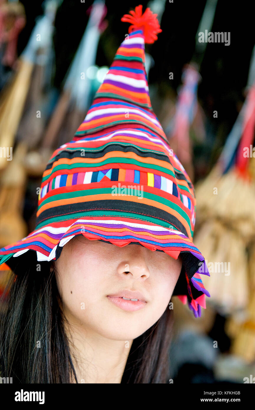 Une jeune fille asiatique montre son chapeau traditionnel thaïlandais à  Bangkok le célèbre marché de Chatuchak Weekend Market appelé Photo Stock -  Alamy