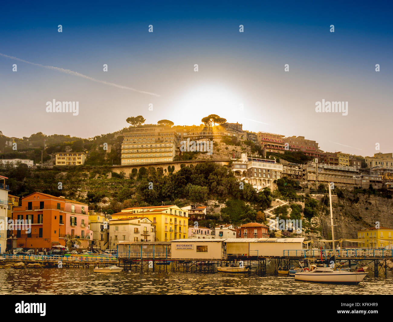 Coucher du soleil à Marina Grande, Sorrente, Italie. Banque D'Images