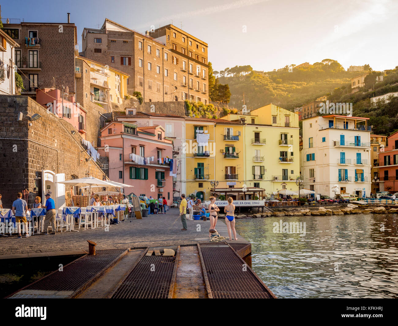 Vêtu du maillot à touristique Marina Grande, Sorrente, Italie. Banque D'Images