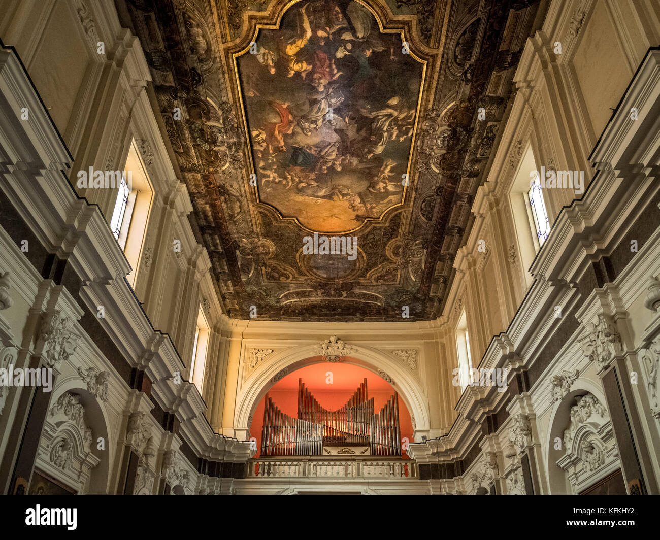 Plafond orné et orgue de Santuario della Madonna del Carmine, Piazza Tasso, Sorrento, Italie. Banque D'Images