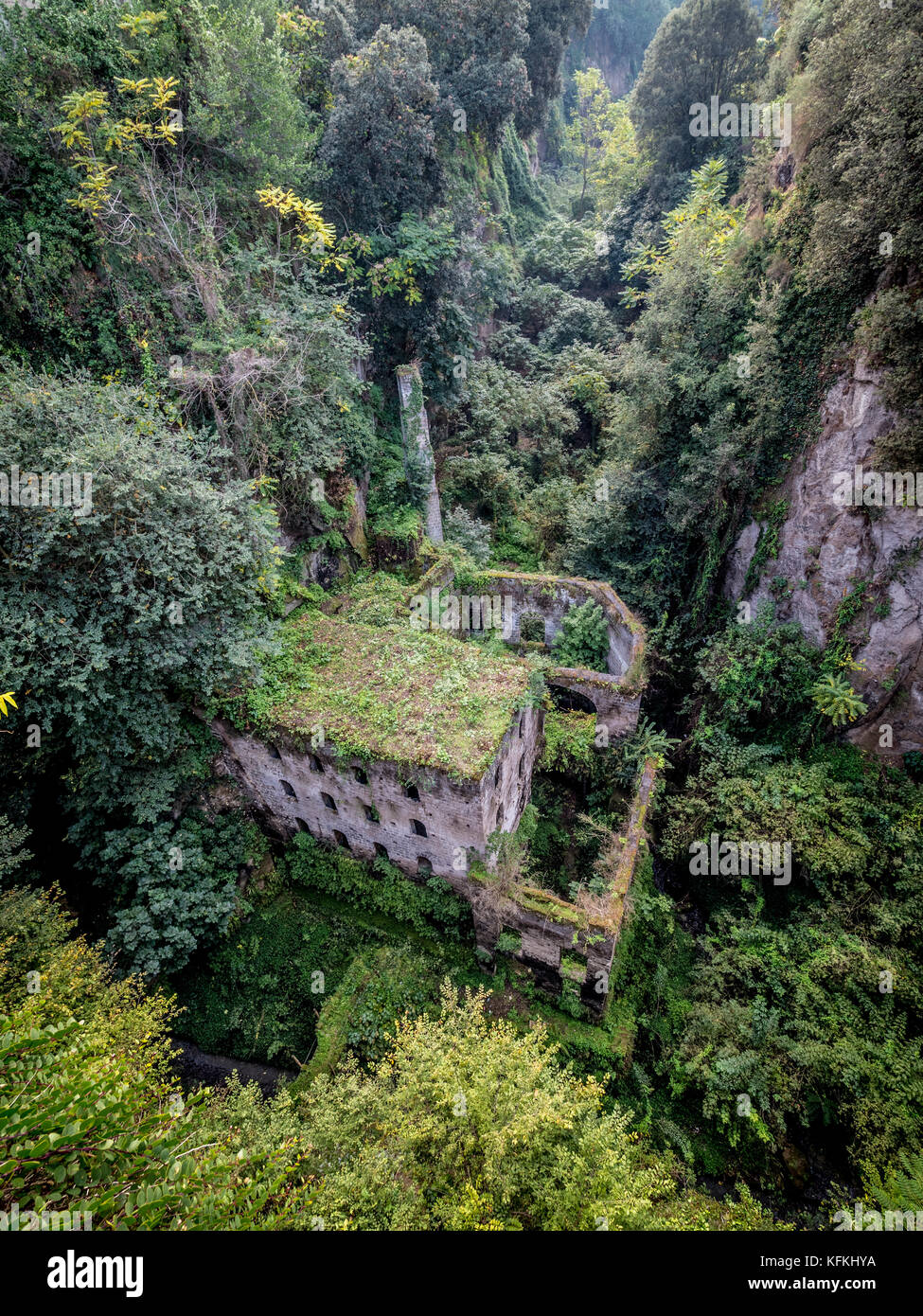 Valle dei Mulini. Ruines d'un ancien moulin à farine dans une gorge. Sorrento. L'Italie. Banque D'Images