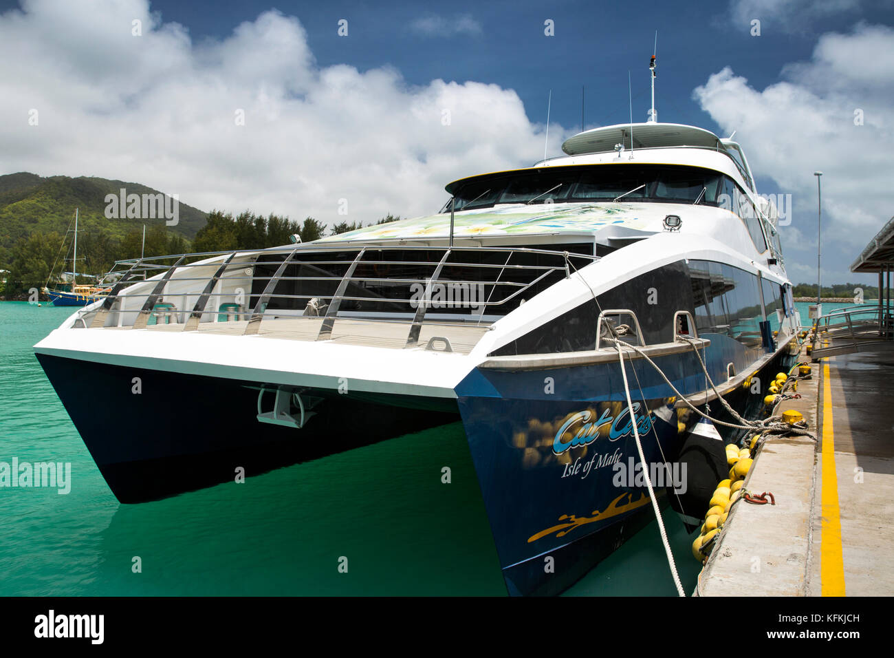Les Seychelles, Praslin, Baie St Anne, jetty, l'île de Mahe Cat Cocos inter island ferry bateau catamaran Banque D'Images